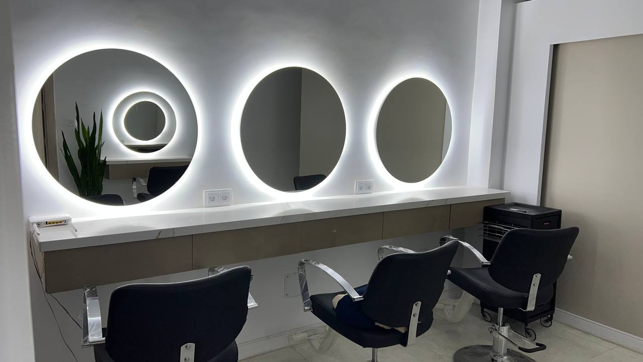 مرآيا مع اضاءة مخفية 